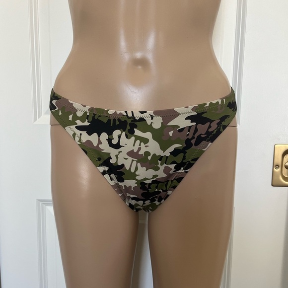 Skims swim mid-coverage bottoms camo - Picture 2 of 6